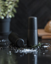 Salt og pepper sett - Sort eik